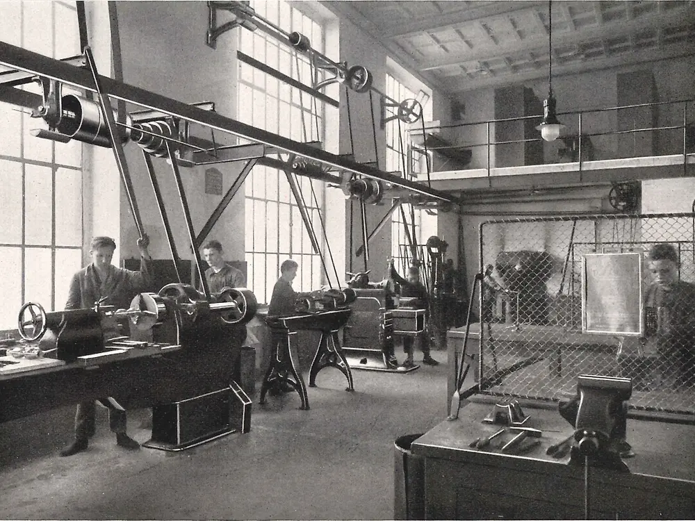 Μαθητευόμενοι που εργάζονται σε μηχανήματα στο εργαστήριο μεταλλουργίας.