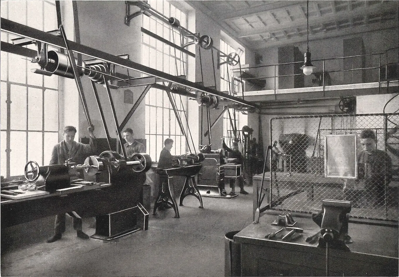 Μαθητευόμενοι που εργάζονται σε μηχανήματα στο εργαστήριο μεταλλουργίας.