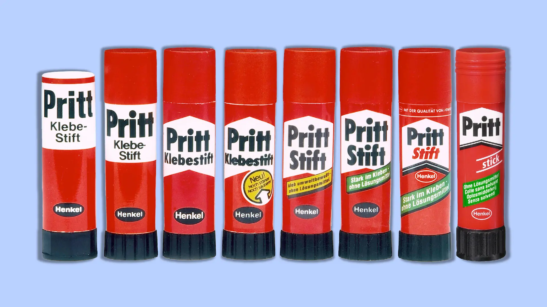 Η μεταβαλλόμενη συσκευασία της κόλλας Pritt σε στικ. Συνολικά οκτώ διαφορετικές εκδοχές από τα έτη 1969 έως 2000 είναι ορατές. Όλες οι κόλλες σε στικ έχουν το γνώριμο κόκκινο χρώμα με το όνομα της μάρκας Pritt με μαύρα γράμματα σε λευκό φόντο. Ενώ οι πρώτες κόλλες Pritt σε στικ είχαν ακόμη σχεδιαστεί με μια λευκή μπάρα, αυτή εξελίχθηκε σε ένα ολοένα και πιο στενό, φαρδύ βέλος που δείχνει προς τα πάνω. Είναι επίσης αξιοσημείωτο ότι το όνομα του προϊόντος κάτω από το όνομα της μάρκας συντομεύτηκε με την πάροδο του χρόνου από “Klebestift” σε “Stift” και στη συνέχεια άλλαξε σε “Stick”.