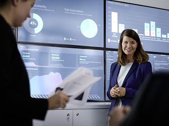 financemanagement-woman-in-front-of screens